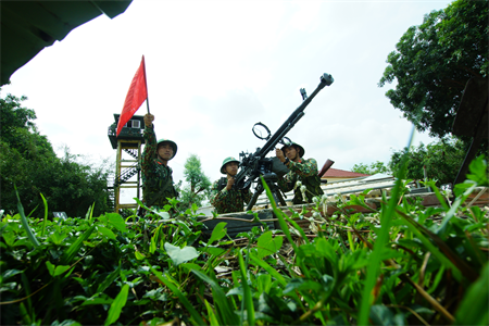 Khối thi đua 3 sư đoàn và Trường Quân sự Quân khu ký kết thi đua