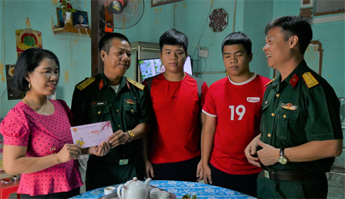 Thăm, tặng quà đối tượng khó khăn, gia đình chính sách ở TP.Thủ Dầu Một