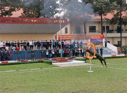 Quận Tân Phú đưa thanh niên chuẩn bị nhập ngũ tham quan đơn vị Quân đội