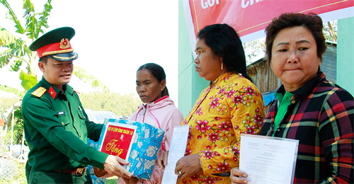 Binh đoàn 16 trao nhà đại đoàn kết