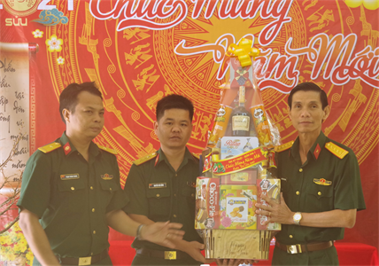 Bộ Tư lệnh Quân khu thăm, chúc Tết tại Trạm thông tin SK13