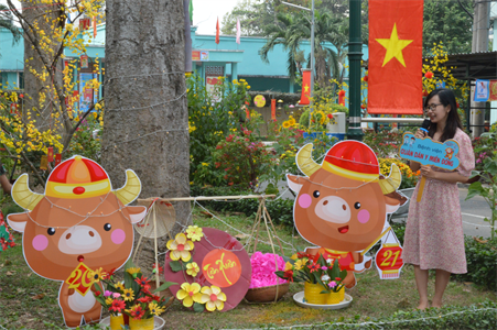 Bệnh viện Quân dân y miền Đông thi trang trí hoa xuân mừng Xuân Tân Sửu 2021