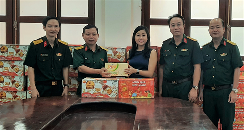 Trao tặng hơn 1000 thùng nước giải khát đến các đơn vị quân đội