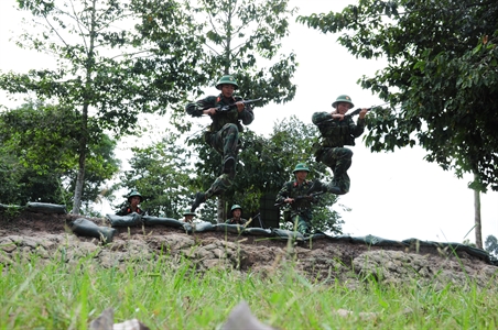 Trên thao trường huấn luyện