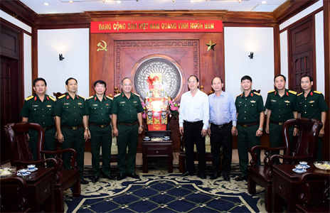 Thiếu tướng  Du Trường Giang thăm, chúc Tết Thành ủy, UBND và các đơn vị LLVT TP.HCM