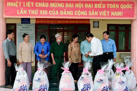 Hội CCB tỉnh Long An thăm, trao tặng 150 phần quà Tết