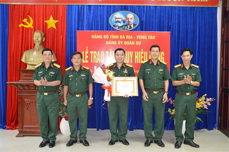 Đảng ủy Quân sự tỉnh Bà Rịa - Vũng Tàu trao Huy hiệu 30 năm tuổi Đảng