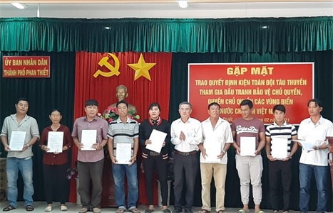 Thành phố Phan Thiết, tỉnh Bình Thuận gặp mặt, tặng quà chủ phương tiện tàu thuyền