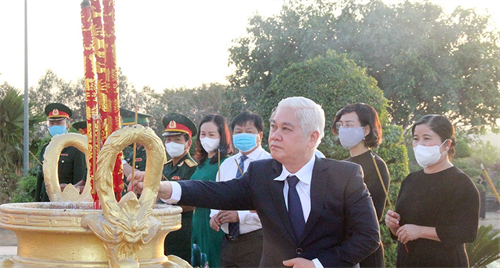 Viếng Nghĩa trang liệt sĩ tỉnh Bình Phước nhân kỷ niệm 91 năm Ngày thành lập Đảng