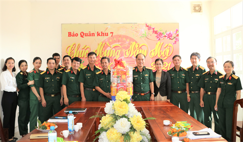 Thiếu tướng Hoàng Đình Chung thăm, chúc Tết Báo Quân khu 7