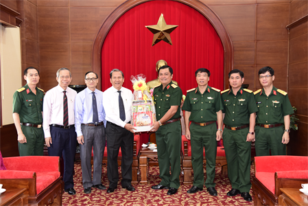 Hội thánh Tin lành Việt Nam chúc mừng năm mới Bộ Tư lệnh Quân khu