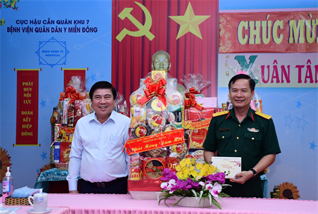 Chủ tịch UBND TPHCM thăm, chúc Tết Bệnh viện Quân Dân y miền Đông
