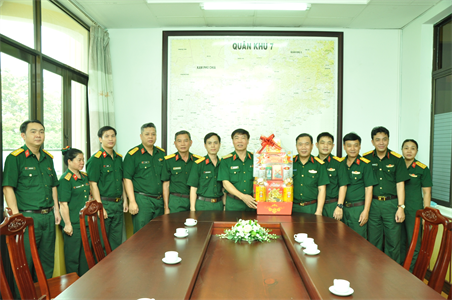 Thiếu tướng Nguyễn Văn Hiệu chúc Tết các đơn vị thuộc Cục Chính trị Quân khu 7