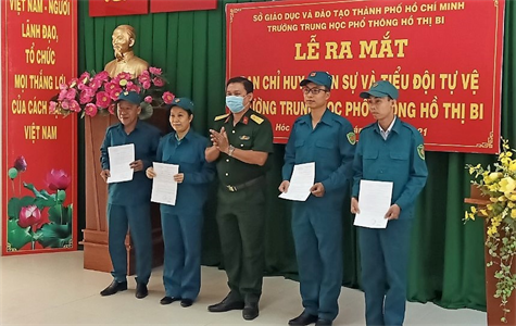 Ra mắt Ban CHQS và Tiểu đội tự vệ Trường THPT Hồ Thị Bi