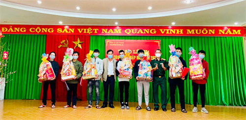 Trao lệnh gọi công dân nhập ngũ