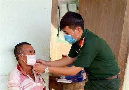 Đại đội 10, Ban CHQS huyện Bù Đốp, tỉnh Bình Phước tặng khẩu trang và tuyên truyền phòng chống Covid-19