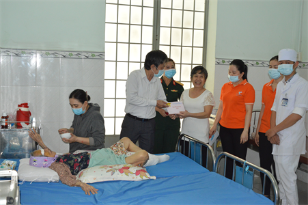 Bệnh viện Quân dân y miền Đông phẫu thuật bướu máu cho Mẹ Việt Nam anh hùng