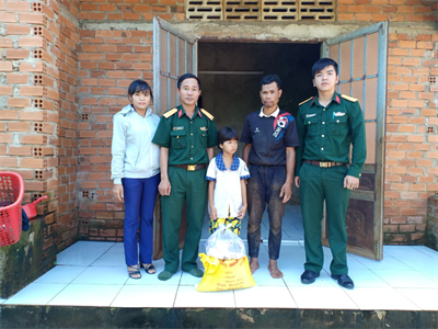 Đưa mùa xuân đến với học sinh vùng dự án