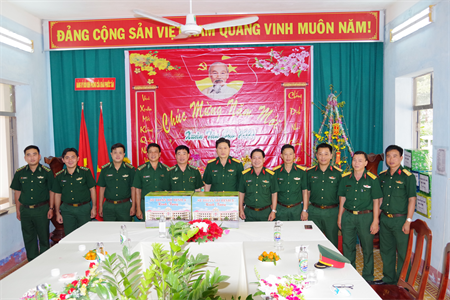 Sư đoàn 5 thăm, tặng quà các Đồn Biên phòng trên địa bàn huyện Châu Thành, tỉnh Tây Ninh