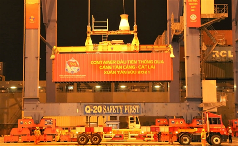Container đầu tiên thông qua cảng Tân cảng Cát Lái trong đêm Giao thừa