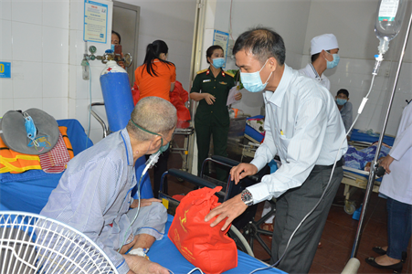 Tặng quà tết cho người bệnh nghèo nhân dịp Tết Tân Sửu 2021