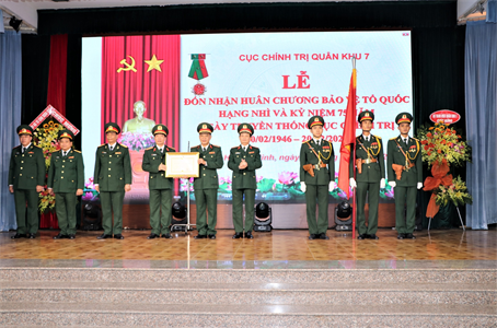 Cục Chính trị Quân khu đón nhận Huân chương Bảo vệ Tổ quốc hạng Nhì