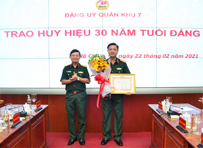 Thường vụ Đảng ủy Quân khu trao Huy hiệu 30 năm tuổi Đảng