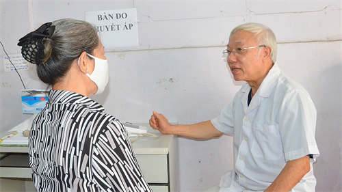 Tận tụy, hết lòng với bệnh nhân