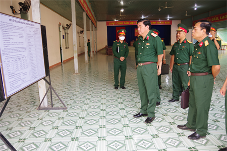 Thiếu tướng Võ Văn Thi, Phó Tư lệnh Quân khu kiểm tra công tác phòng, chống dịch Covid – 19 tại Sư đoàn 5