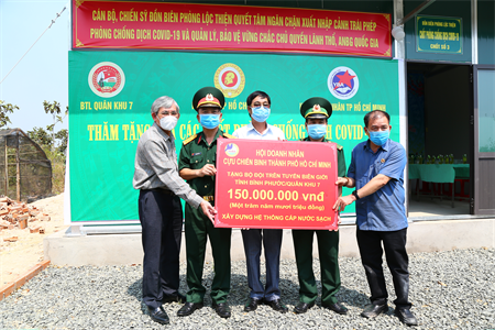 Thăm, tặng quà cán bộ, chiến sĩ đang thực hiện nhiệm vụ phòng, chống dịch Covid-19 trên biên giới Bình Phước