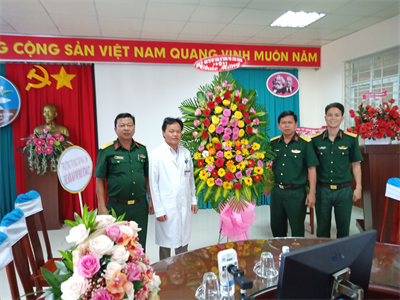 Ban CHQS thành phố Long Khánh thăm, chúc mừng ngày Thầy thuốc Việt Nam