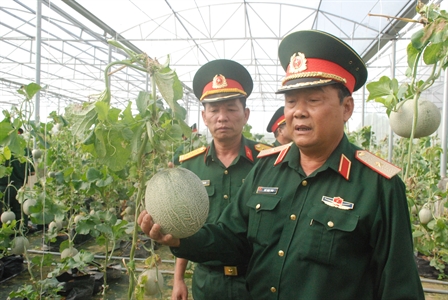 ​Thiếu tướng Ngô Ngọc Bình, Phó Tư lệnh Quân khu 7 kiểm tra các đơn vị
