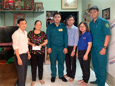Đảng viên tình nguyện nhập ngũ
