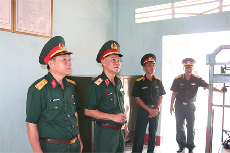 Thiếu tướng Hoàng Đình Chung kiểm tra chuẩn bị đón chiến sĩ mới về huấn luyện tại các đơn vị