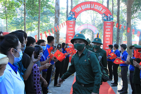 Thiếu tướng Đặng Văn Hùng dự lễ giao nhận quân tại huyện Chơn Thành