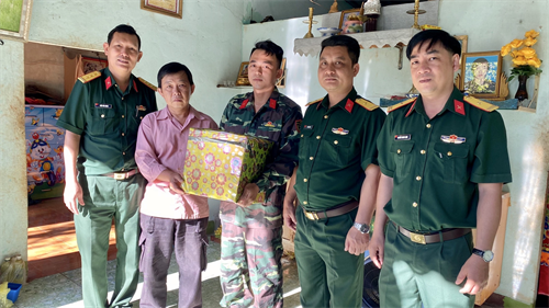 Bộ CHQS tỉnh Bà Rịa - Vũng Tàu thăm, tặng quà gia đình quân nhân dự bị có hoàn cảnh khó khăn