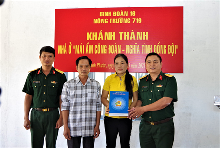 Binh đoàn 16 trao tặng nhà “Mái ấm công đoàn, nghĩa tình đồng đội”
