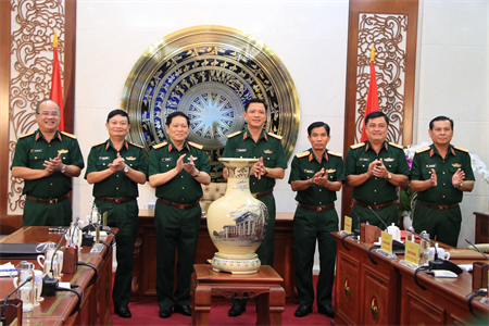 Bộ trưởng Bộ Quốc phòng Ngô Xuân Lịch thăm và làm việc tại Quân khu 7