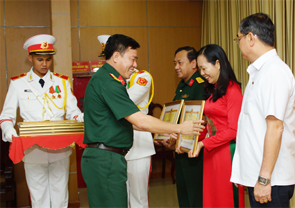 Tặng bằng khen các tập thể, cá nhân có thành tích trong “Xuân Chiến sĩ 2021”