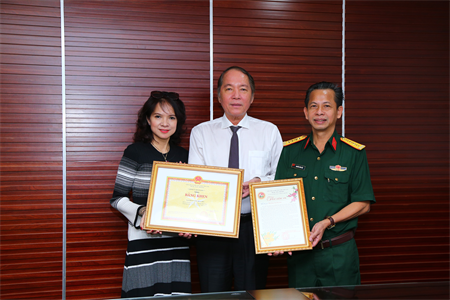 Ban tổ chức chương trình “Xuân chiến sĩ 2021” tặng bằng khen tri ân Tập đoàn Tôn Hoa Sen