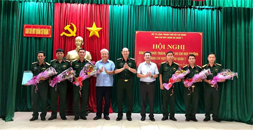 Bàn giao nhiệm vụ Chỉ huy trưởng Ban CHQS Quận 7