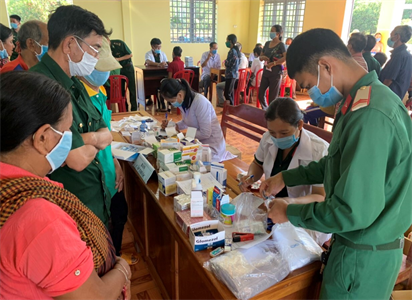 Đoàn Kinh tế - Quốc phòng 778: Khám bệnh, tặng quà các hộ gia đình nghèo vùng biên giới