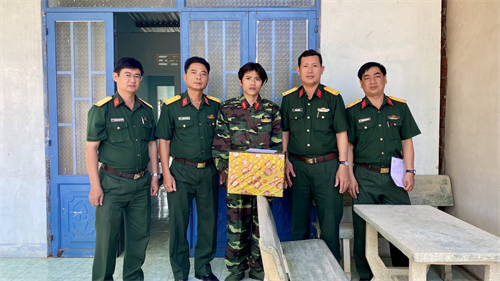 Bộ CHQS tỉnh Bà Rịa - Vũng Tàu thăm, tặng quà gia đình quân nhân dự bị có hoàn cảnh khó khăn