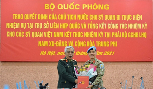 Trao quyết định cho sĩ quan Việt Nam đi thực hiện nhiệm vụ tại Trụ sở Liên hợp quốc