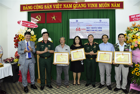 Trao giải thưởng ảnh nghệ thuật về LLVT Quân khu 7