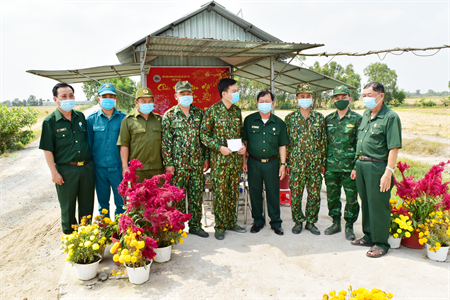 Hội CCB tỉnh Long An thăm, tặng quà cán bộ, chiến sĩ làm nhiệm vụ phòng chống dịch