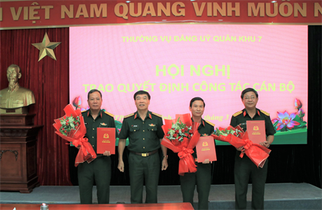 Thường vụ Đảng ủy Quân khu 7 trao quyết định công tác cán bộ