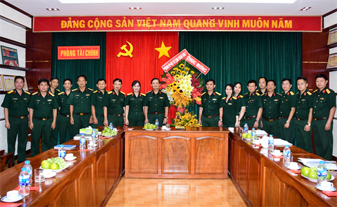Trung tướng Trần Hoài Trung chúc mừng Phòng Tài chính Quân khu