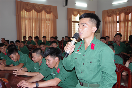 Đối thoại dân chủ giữa chỉ huy Sư đoàn với cán bộ, chiến sĩ Trung đoàn 4