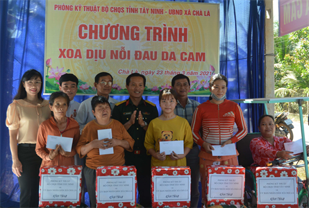Phòng Kỹ thuật, Bộ CHQS tỉnh Tây Ninh thăm, tặng quà nạn nhân chất độc da cam